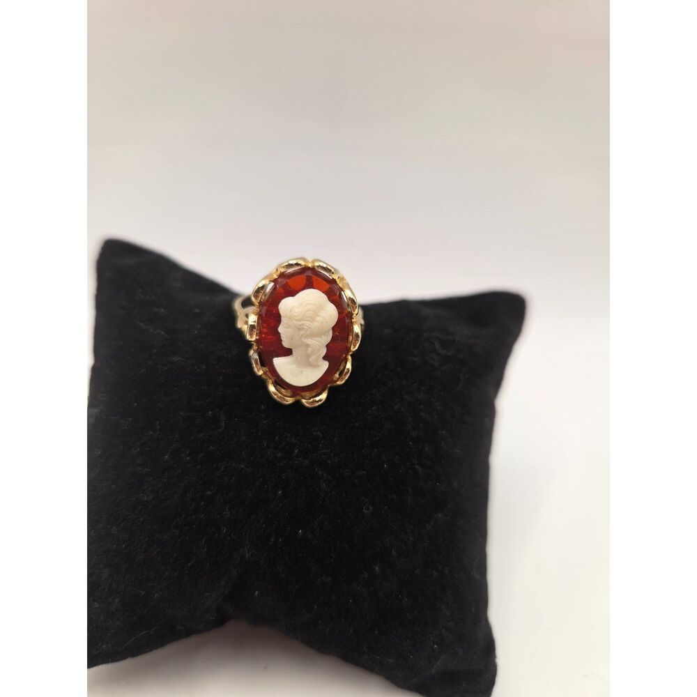 1836. Vintage Gold Tone Left Facing Cameo Costume Ring